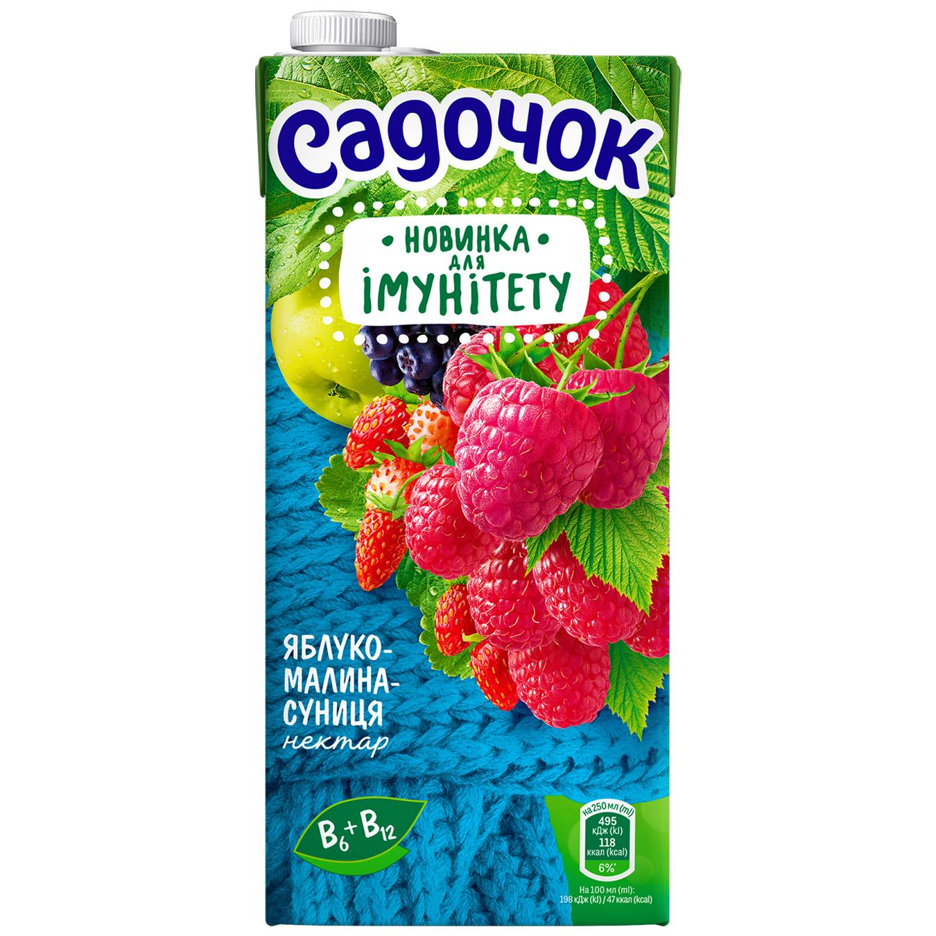 Нектар Садочок Яблуко-малина-суниця з м`якоттю 0,95л — фото продукту
