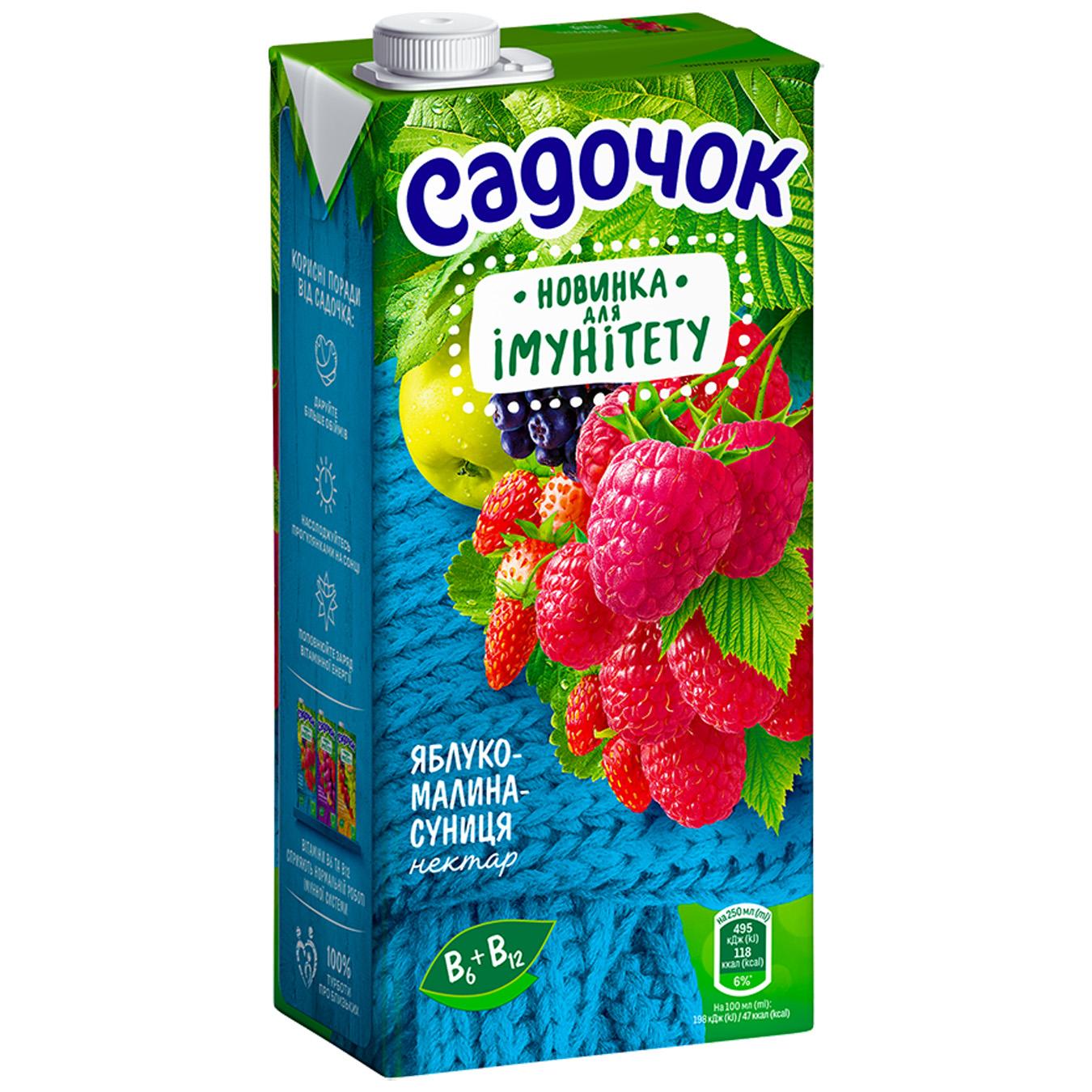 Нектар Садочок Яблуко-малина-суниця з м`якоттю 0,95л — фото продукту